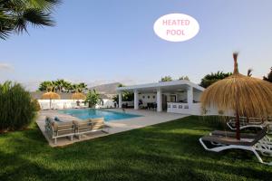 The swimming pool at or close to TESS Villa Le Clos Fleury