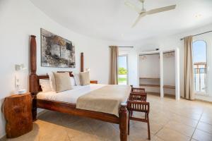 a bedroom with a bed and a ceiling fan at Can Taika in Port des Torrent