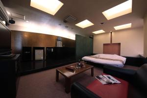 四日市市にあるホテルミオプラザ(大人専用)のベッドとソファ付きのホテルルーム