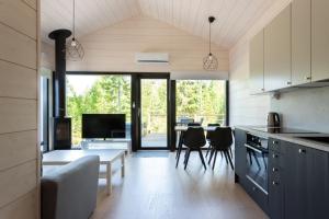 耶姆赛Himoskuutio 7, erillistalo, ulkoporeallas的厨房兼餐厅,配有桌椅
