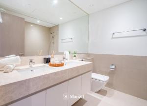迪拜Manzil - Stylish 2BR in Downtown, Walking distance to Burj Khalifa & Dubai Mall的带水槽和马桶的浴室
