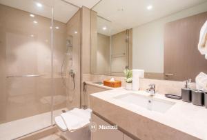 迪拜Manzil - Stylish 2BR in Downtown, Walking distance to Burj Khalifa & Dubai Mall的带水槽和淋浴的浴室 更多15张照片