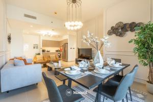 Manzil - Stylish 2BR in Downtown, Walking distance to Burj Khalifa & Dubai Mall的休息区