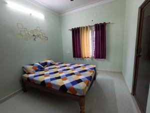 1 dormitorio con 1 cama en una habitación con ventana en Single haven 8431o31389 en Mysore
