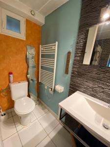 Studio dans maison avec parking في بوغينايس: حمام مع مرحاض ومغسلة