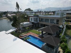 eine Luftansicht eines Hauses mit Pool in der Unterkunft PURNAMA BALIGE HOTEL in Balige