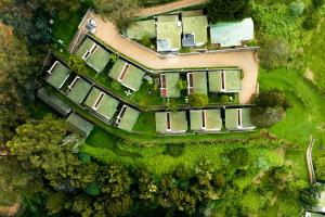 una vista aérea de una casa con patio en Green Wood Hill Cottage, en Ooty