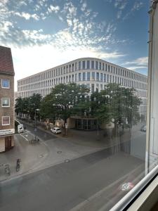 una ventana con vistas a un gran edificio en City-Charme: 5 Gäste,Top-Lage, en Hannover