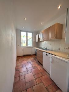a kitchen with a tile floor and a window at City-Charme: 5 Gäste,Top-Lage in Hannover