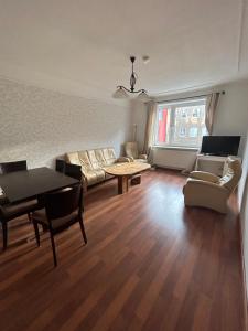 uma sala de estar com um sofá e uma mesa em City-Charme: 5 Gäste,Top-Lage em Hanôver
