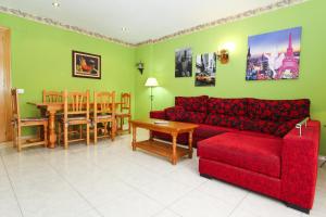 ラ・ピネーダにあるMar Pineda Planet Costa Doradaのリビングルーム(赤いソファ、テーブル付)