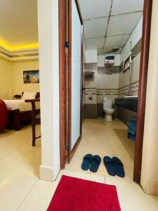 a room with a bathroom with a toilet and a red rug at Đà Lạt Hotel in Mỹ Hào +15 photos