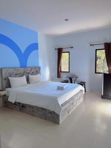 1 dormitorio con 1 cama grande en una habitación en พร้อมหทัย รีสอร์ท Promhathai Resort, en Ban Khlong Toei (1)