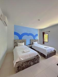 Postel nebo postele na pokoji v ubytování พร้อมหทัย รีสอร์ท Promhathai Resort