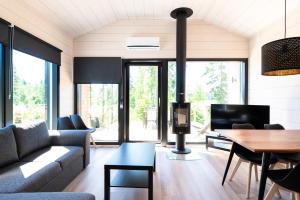 a living room with a couch and a table at Himoskuutio 8, erillistalo, ulkoporeallas in Jämsä