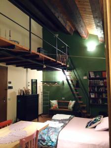 - une chambre avec des lits superposés et un escalier dans l'établissement Ca' Tomassino Holiday Apartments, à Urbino