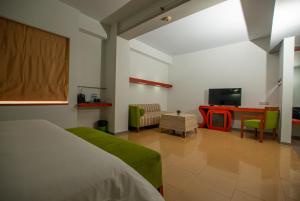 Televiisor ja/või meelelahutuskeskus majutusasutuses Sparks Life Jakarta, ARTOTEL Curated