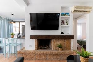 salon z kominkiem i telewizorem nad nim w obiekcie MONKÓ PICASSO w mieście Torremolinos