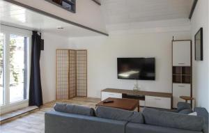 ein Wohnzimmer mit einem Sofa und einem TV in der Unterkunft Kleines Haus 110m2 in Lilienthal mit Garten, Wifi und 3 Schlafzimmern in Lilienthal