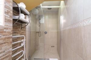 Bilik mandi di Heritage Hotel Pasike