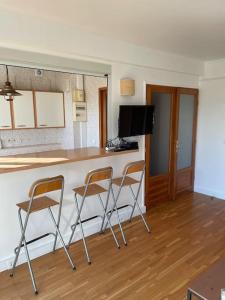 een keuken met 2 barkrukken en een aanrecht bij Studio Gentilly/Paris 14 in Gentilly