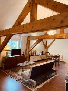 ein großes Wohnzimmer mit einer großen Holzdecke in der Unterkunft LA MARIEFACTURE - Comme sous les toits in Saint-Avold