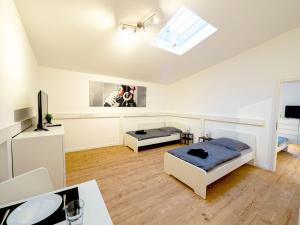 ein Wohnzimmer mit 2 Betten und einem Dachfenster in der Unterkunft Work & Stay Apartment near Hamburg in Ahrensburg