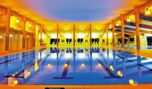 a large swimming pool in a large building at Morada Strandhotel Ostseebad Kühlungsborn in Kühlungsborn