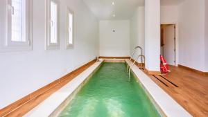 Basen w obiekcie Villa Vista Hermosa Olvera by Ruralidays lub w pobliżu