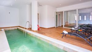 Basen w obiekcie Villa Vista Hermosa Olvera by Ruralidays lub w pobliżu
