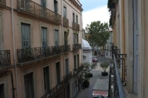 - un balcon offrant une vue sur un bâtiment dans l'établissement Bartissol et Maillol, à Perpignan