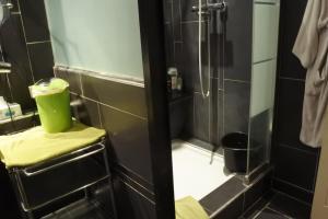 La salle de bains est pourvue d'une douche, d'un lavabo et de toilettes. dans l'établissement Bartissol et Maillol, à Perpignan
