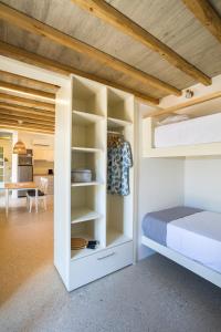 1 dormitorio con cama y escritorio en Flaros Village en Kamarai