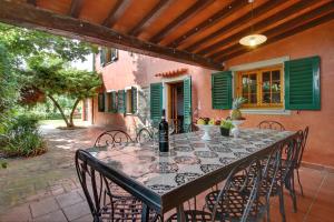 un tavolo e sedie seduti su un patio di Villa Perla - Homelike Villas a Reggello