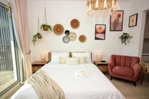 une chambre avec un grand lit et une chaise dans l'établissement Vali Haven - Cozy Studio Retreat on Yas Island, Near Yas Mall, à Abu Dhabi 47 autres photos