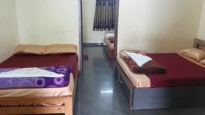 um quarto com duas camas e um espelho em Green Star Bungalow em Kodaikanal