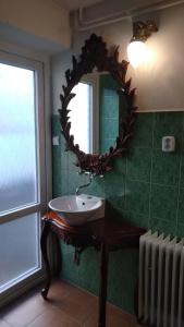 łazienka z umywalką, lustrem i grzejnikiem w obiekcie Penzion Romeo w mieście Mladeč