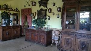 Pokój z drewnianymi szafkami i krzesłem w obiekcie Penzion Romeo w mieście Mladeč