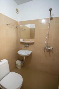 a bathroom with a toilet and a sink at Park Hotel Ivailo in Veliko Tŭrnovo