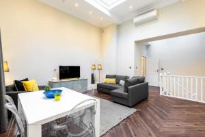 a living room with a couch and a table at 2-BR apartment for 6 in Covent Garden with ac in London