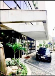 um carro estacionado em frente a um edifício em Plaza Elysees 202 no Rio de Janeiro