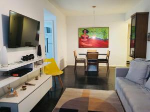 ein Wohnzimmer mit einem Sofa und einem Tisch in der Unterkunft Plaza Elysees 202 in Rio de Janeiro