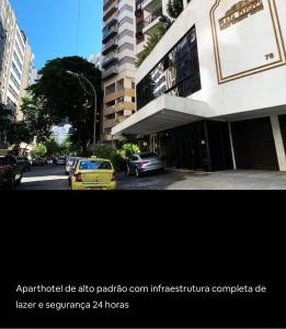 zdjęcie ulicy z samochodami zaparkowanymi przed budynkiem w obiekcie Plaza Elysees 202 w mieście Rio de Janeiro