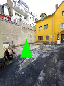 un árbol verde de Navidad en medio de un estacionamiento en Koblenz-Pfaffendorf - eigenes Bad,Küche - Wifi - Parkplatz, en Coblenza