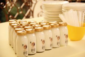 un gruppo di bottiglie di latte su un tavolo di WorldHotel Grand Jiaxing Hunan a Changsha