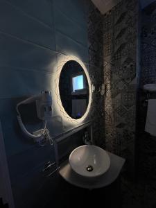 La salle de bains est pourvue d'un lavabo et d'un miroir. dans l'établissement فندق الليالي الحالمة, à Médine