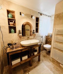 a bathroom with a sink and a toilet at Les cigales - souplex cosy et calme in Mas-Saintes-Puelles +18 photos