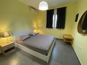 1 dormitorio con 1 cama grande en una habitación en GS-Vibes, en Porto Rafti