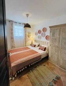 a bedroom with a large bed in a room at Les cigales - souplex cosy et calme in Mas-Saintes-Puelles