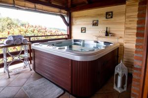 uma banheira de hidromassagem num quarto com vista em Holiday Home Vitis em Selnica